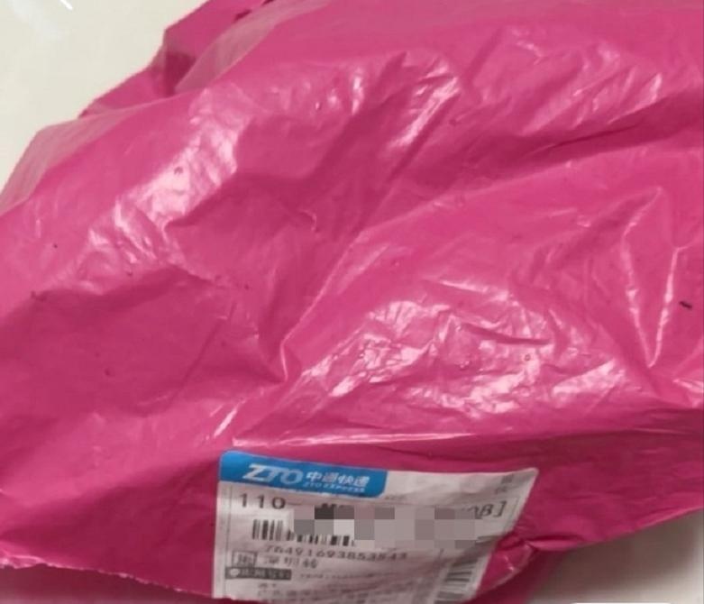 女子称家中拆包裹蹿出一只老鼠，快递客服称愿赔5倍运费即15元