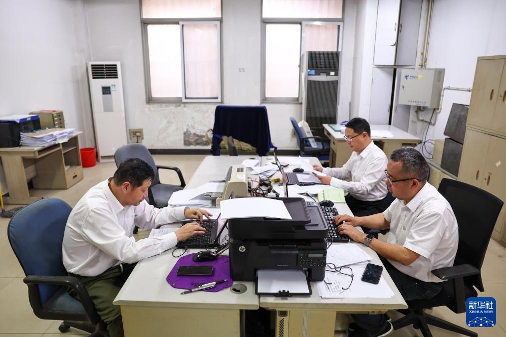 杭州：电报业务即将退市 通信爱好者排队发报