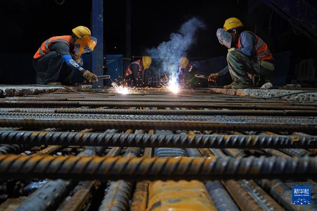 樟吉高速改扩建袁河特大桥全桥合龙