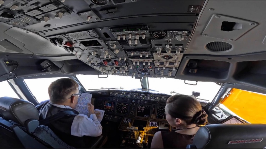 泰国国王亲自开飞机出访，舱内画面曝光