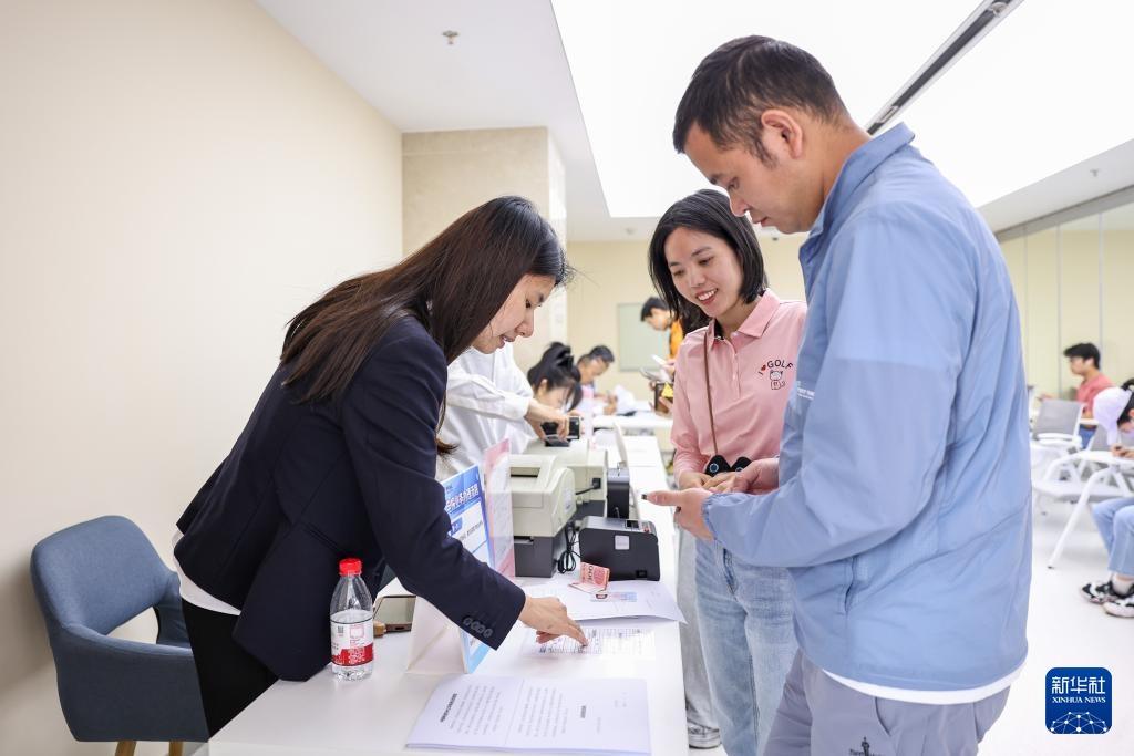 杭州：电报业务即将退市 通信爱好者排队发报