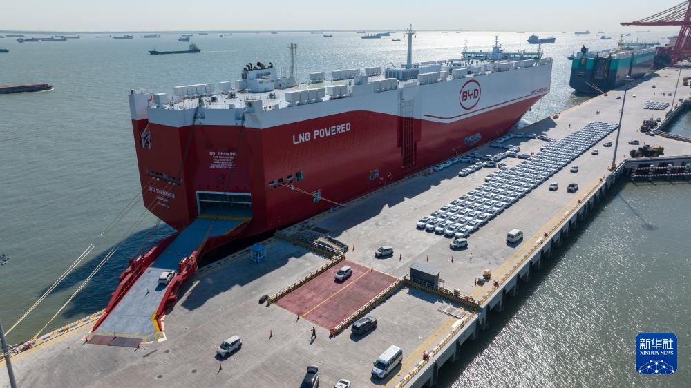 专业汽车运输船“深圳号”在江苏太仓开始装车作业 专业汽车运输船“深圳号”在江苏太仓开始装车作业