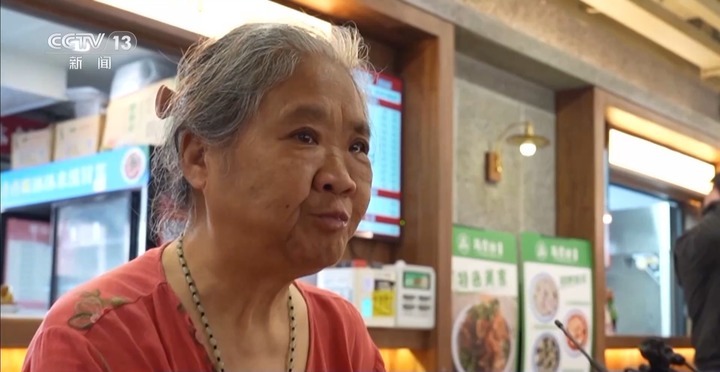 18块钱23道菜 民主村里的社区“食惠”