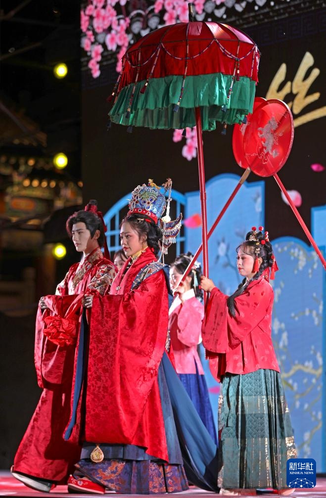 黄河之滨上演汉服展演秀