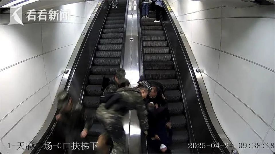 事发地铁站！三名老人在扶梯上接连摔倒，下一幕全网刷屏