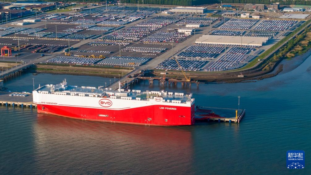 专业汽车运输船“深圳号”在江苏太仓开始装车作业 专业汽车运输船“深圳号”在江苏太仓开始装车作业