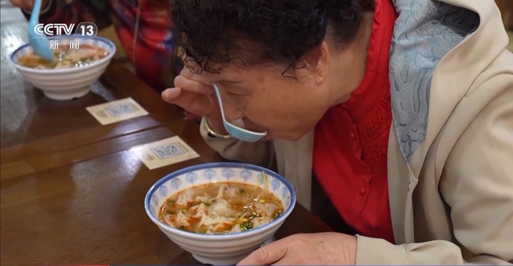 18块钱23道菜 民主村里的社区“食惠”
