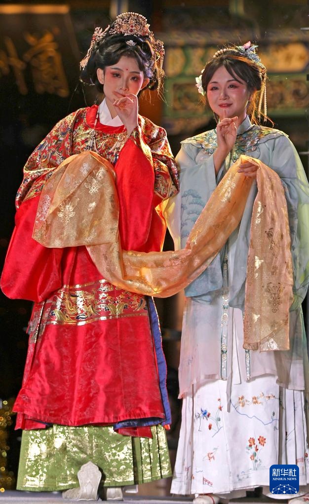 黄河之滨上演汉服展演秀