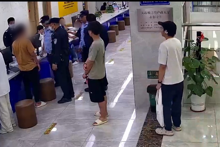 自投罗网!一网逃男子窗口办证被广州番禺警方当场抓获 自投罗网!一网逃男子窗口办证被广州番禺警方当场抓获