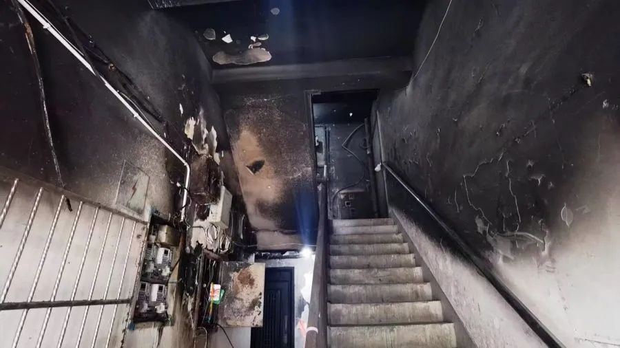 上海一小区深夜突发火情！老夫妻逃生中重度烧伤，这个逃生关键被很多人忽略……