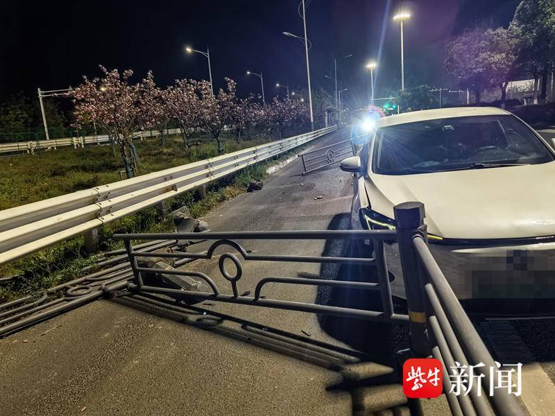 网约车司机凌晨打瞌睡,路边护栏被连根“拔”起 网约车司机凌晨打瞌睡,路边护栏被连根“拔”起