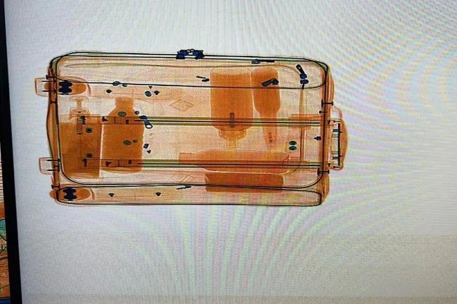 安检仪视角！行李箱里装了啥 车站安检员是咋看出来的？