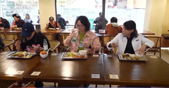 18块钱23道菜 民主村里的社区“食惠”
