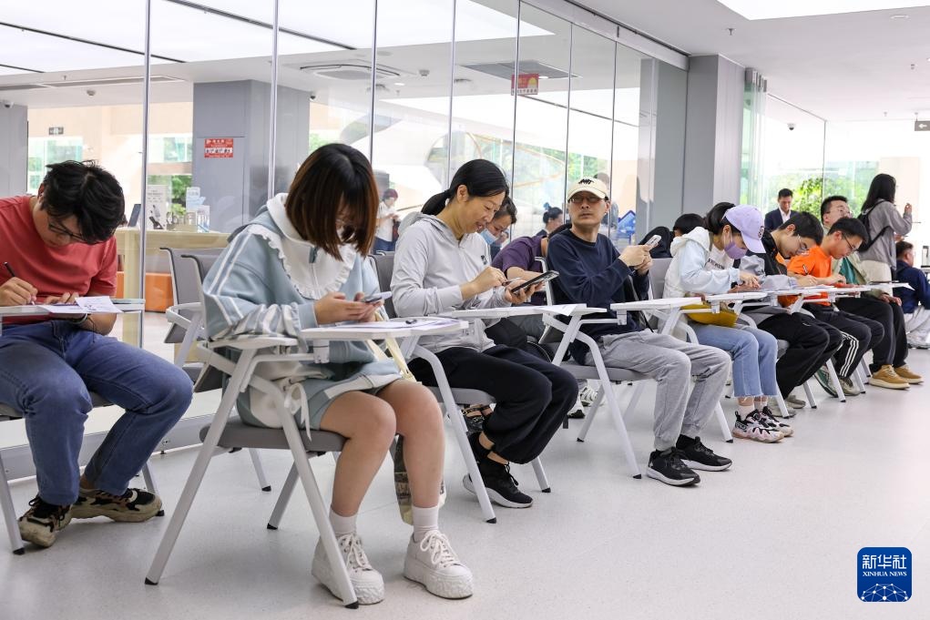 杭州：电报业务即将退市 通信爱好者排队发报
