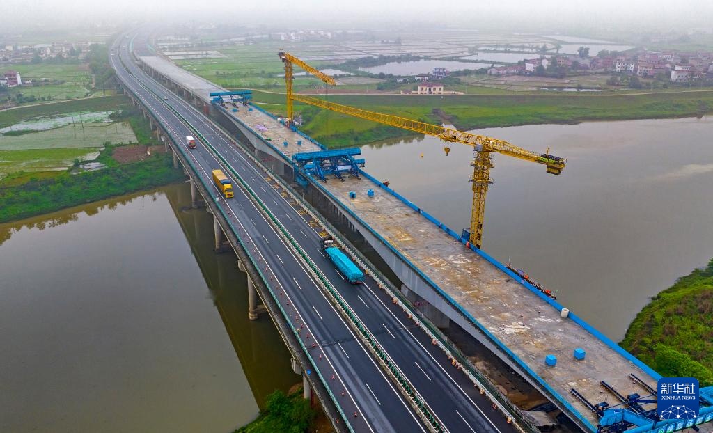 樟吉高速改扩建袁河特大桥全桥合龙