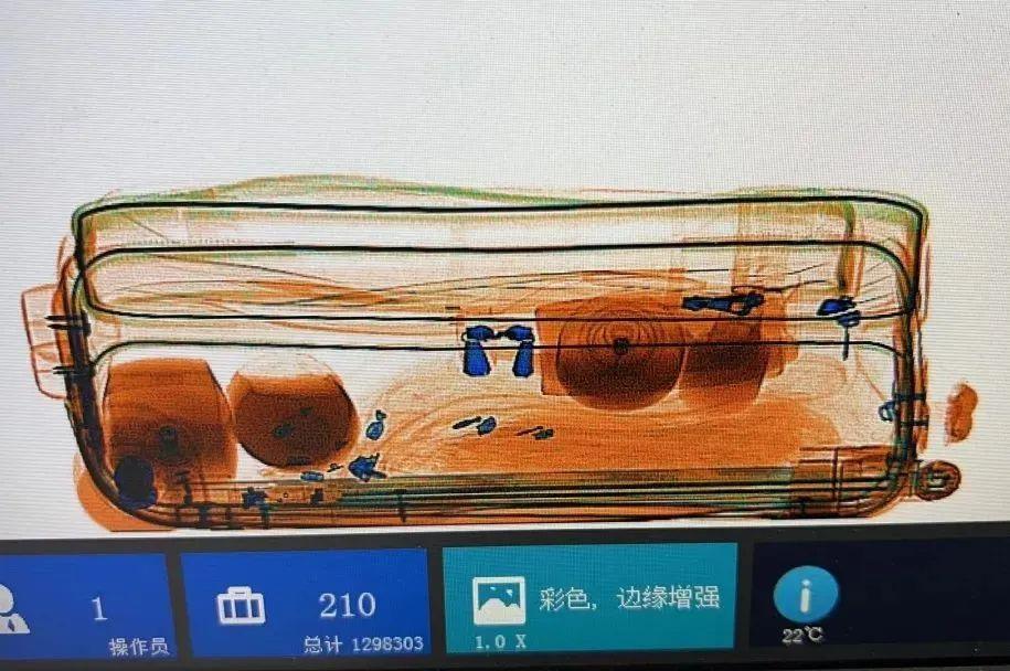 安检仪视角！行李箱里装了啥 车站安检员是咋看出来的？