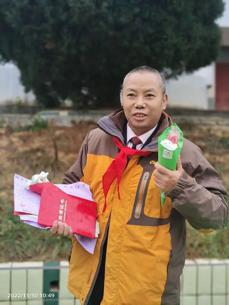 的哥“讨书”13年，捐了126个图书室!