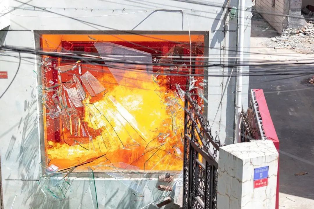 玻璃爆裂、门被震飞！温度瞬间达到363℃ 用清洁剂时一定要注意