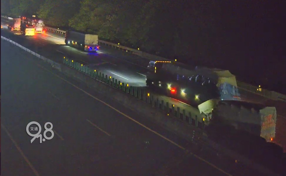 太揪心!深夜的高速上交警嘶吼喊话:“别睡,家人在等你” 太揪心!深夜的高速上交警嘶吼喊话:“别睡,家人在等你”