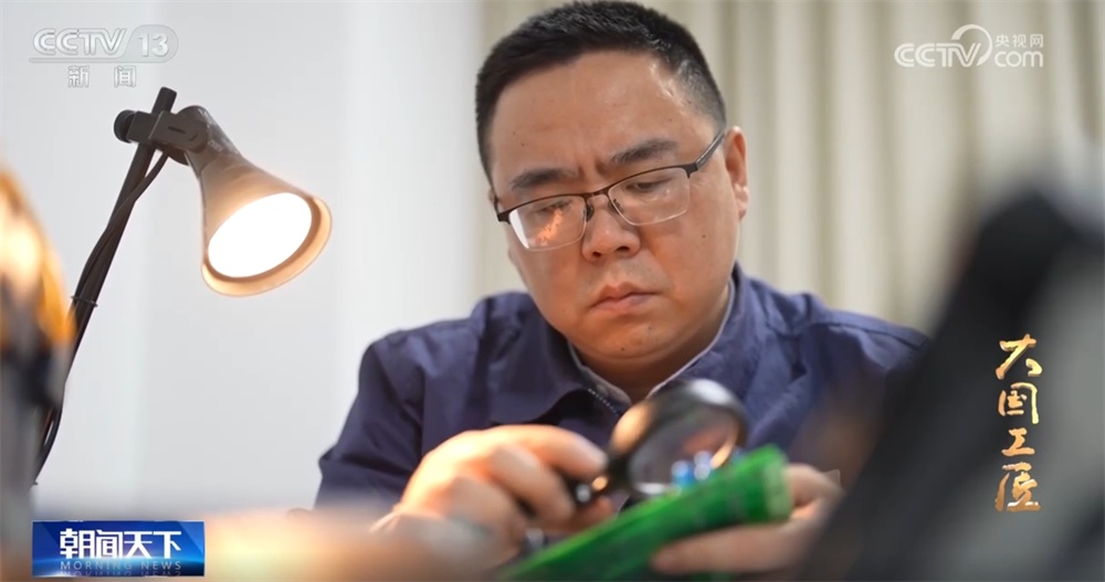 大国工匠|护航“中国智造”扬帆海内外 他是“0.1秒的追光者” 大国工匠|护航“中国智造”扬帆海内外 他是“0.1秒的追光者”