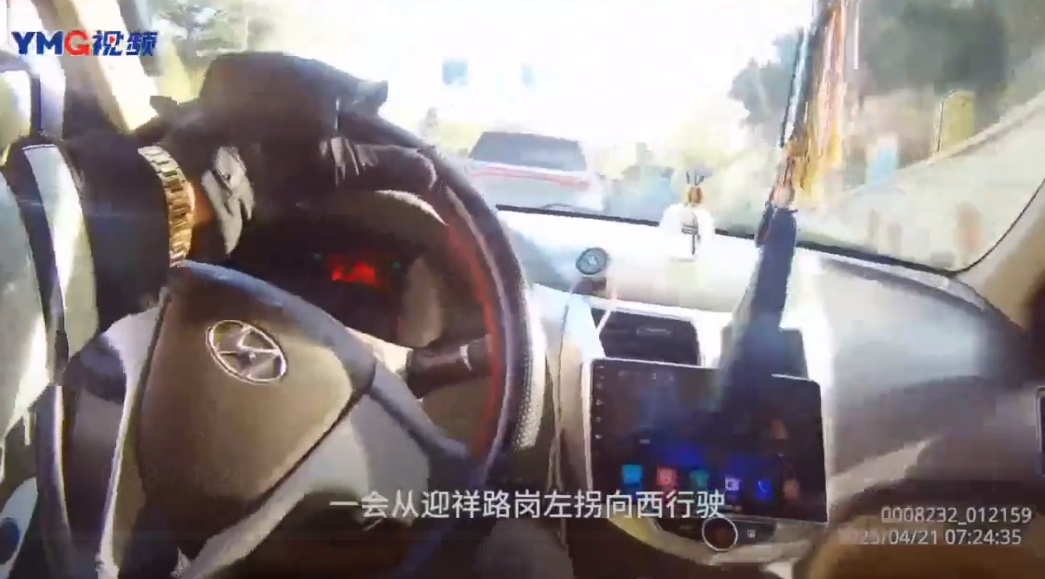 司机腹痛难忍无法开车，交警摇身一变“代驾小哥”