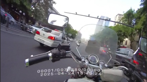 1岁娃断指送医,成都交警晚高峰“怒吼”开道! 1岁娃断指送医,成都交警晚高峰“怒吼”开道!