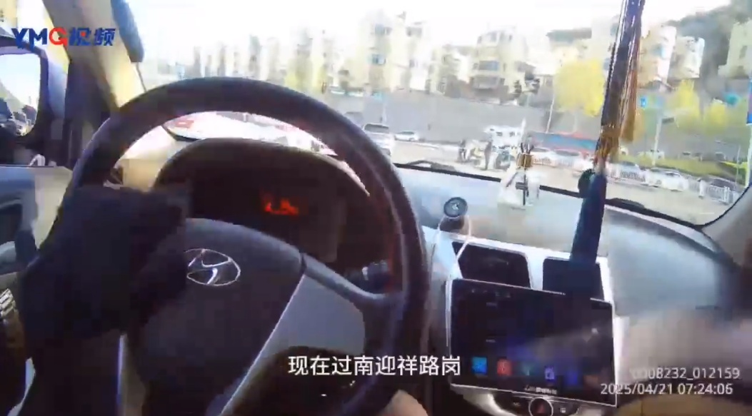 司机腹痛难忍无法开车，交警摇身一变“代驾小哥”