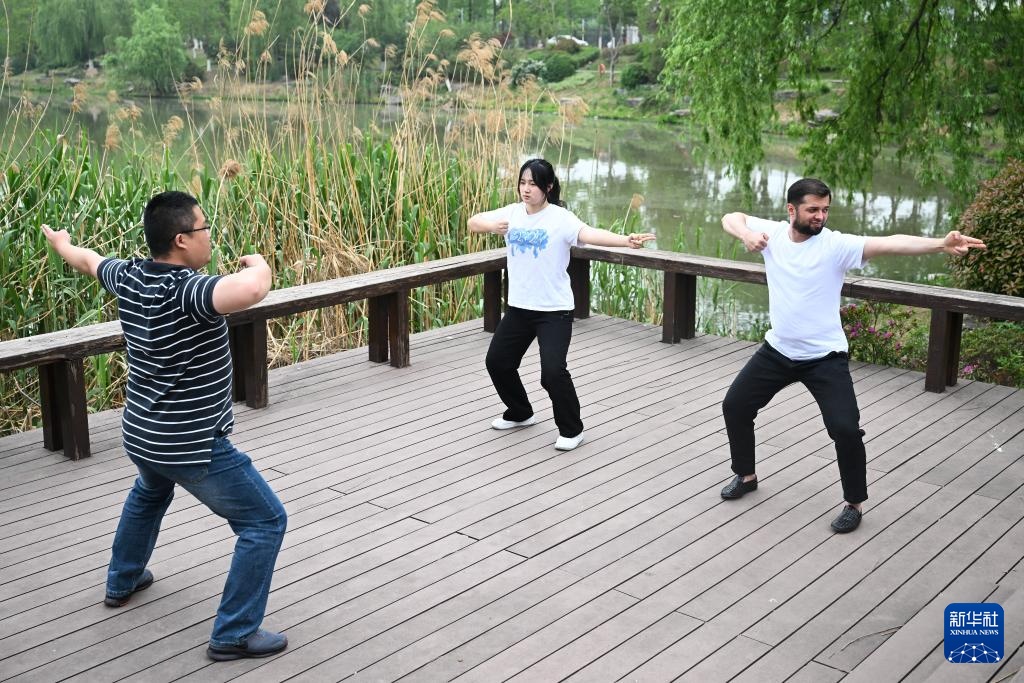 塔吉克斯坦青年李小龙的中医缘