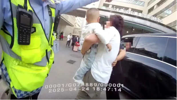 1岁娃断指送医,成都交警晚高峰“怒吼”开道! 1岁娃断指送医,成都交警晚高峰“怒吼”开道!