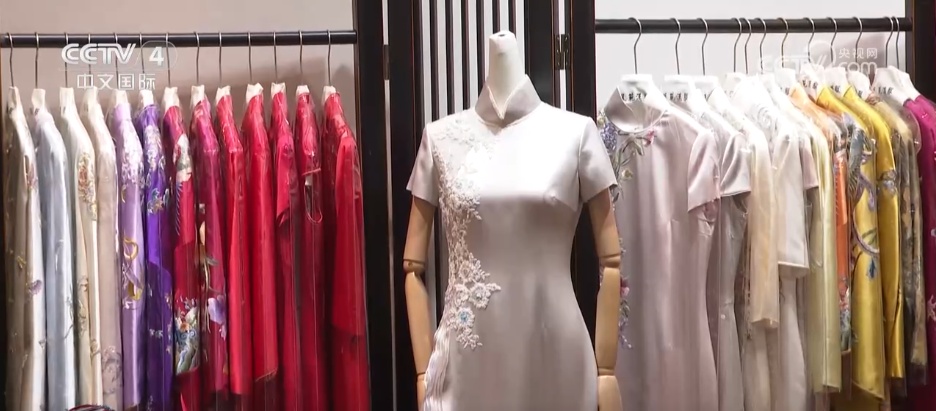 从“中国游”到“中国购” 外籍游客点赞“购在中国”特色体验 从“中国游”到“中国购” 外籍游客点赞“购在中国”特色体验