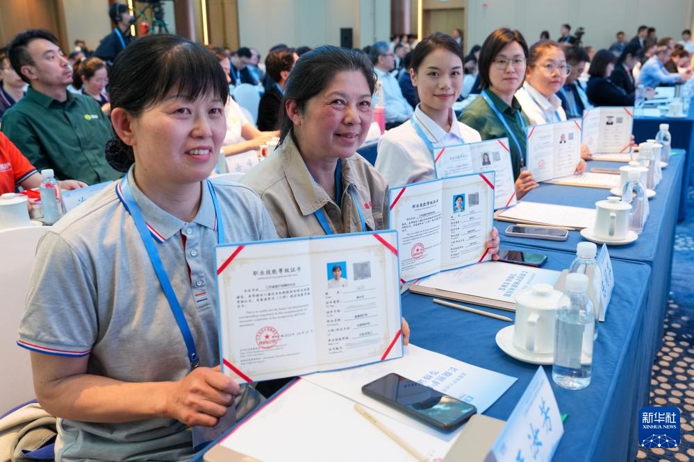 长期照护师首批证书在江苏南通颁发