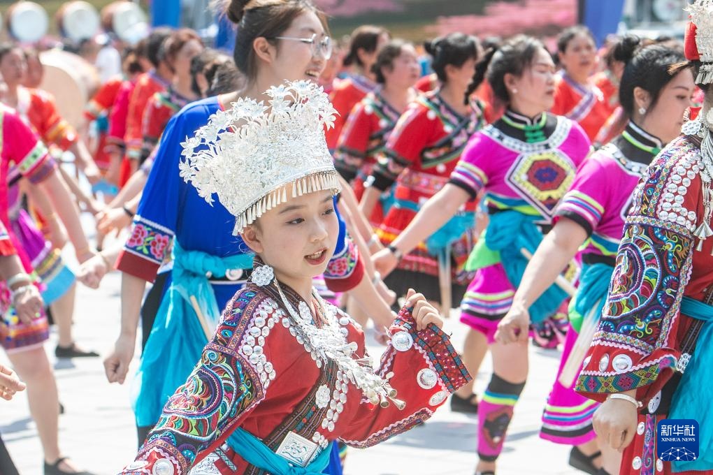 重庆：欢庆苗族传统节日踩花山节
