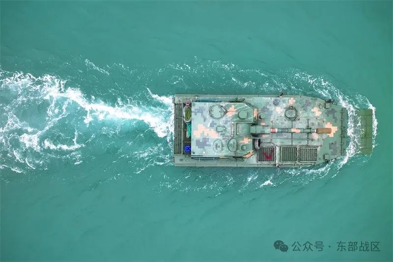 “战神”踏浪,冲! “战神”踏浪,冲!