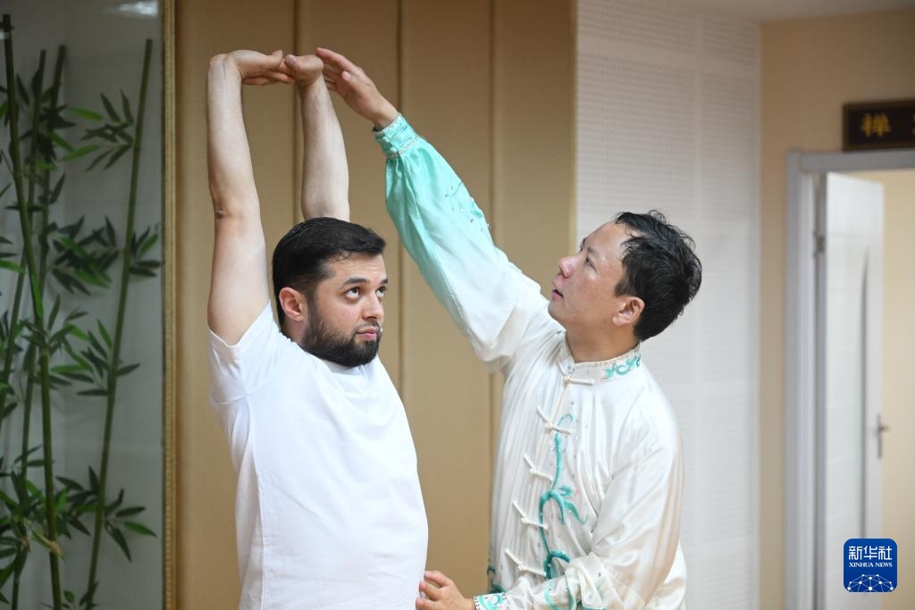 塔吉克斯坦青年李小龙的中医缘