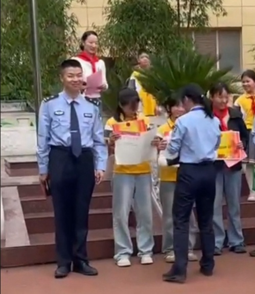 这礼物有点“烫手”！小学生捡到720元上交，民警送小熊和试卷