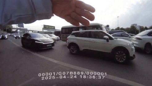 1岁娃断指送医,成都交警晚高峰“怒吼”开道! 1岁娃断指送医,成都交警晚高峰“怒吼”开道!