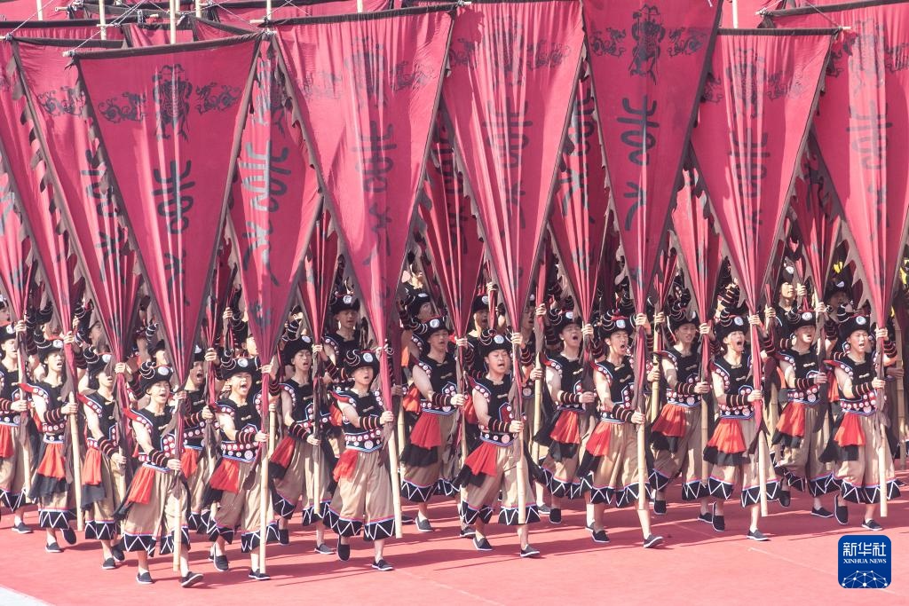 重庆：欢庆苗族传统节日踩花山节