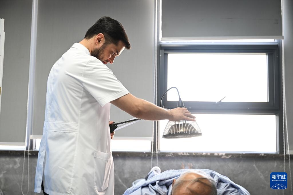 塔吉克斯坦青年李小龙的中医缘