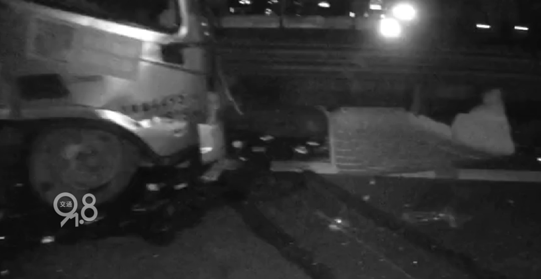 太揪心!深夜的高速上交警嘶吼喊话:“别睡,家人在等你” 太揪心!深夜的高速上交警嘶吼喊话:“别睡,家人在等你”