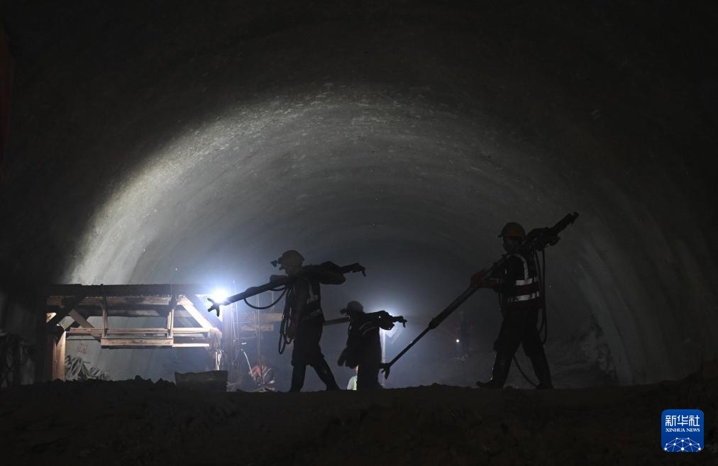 成渝中线高铁磨盘山隧道全线贯通