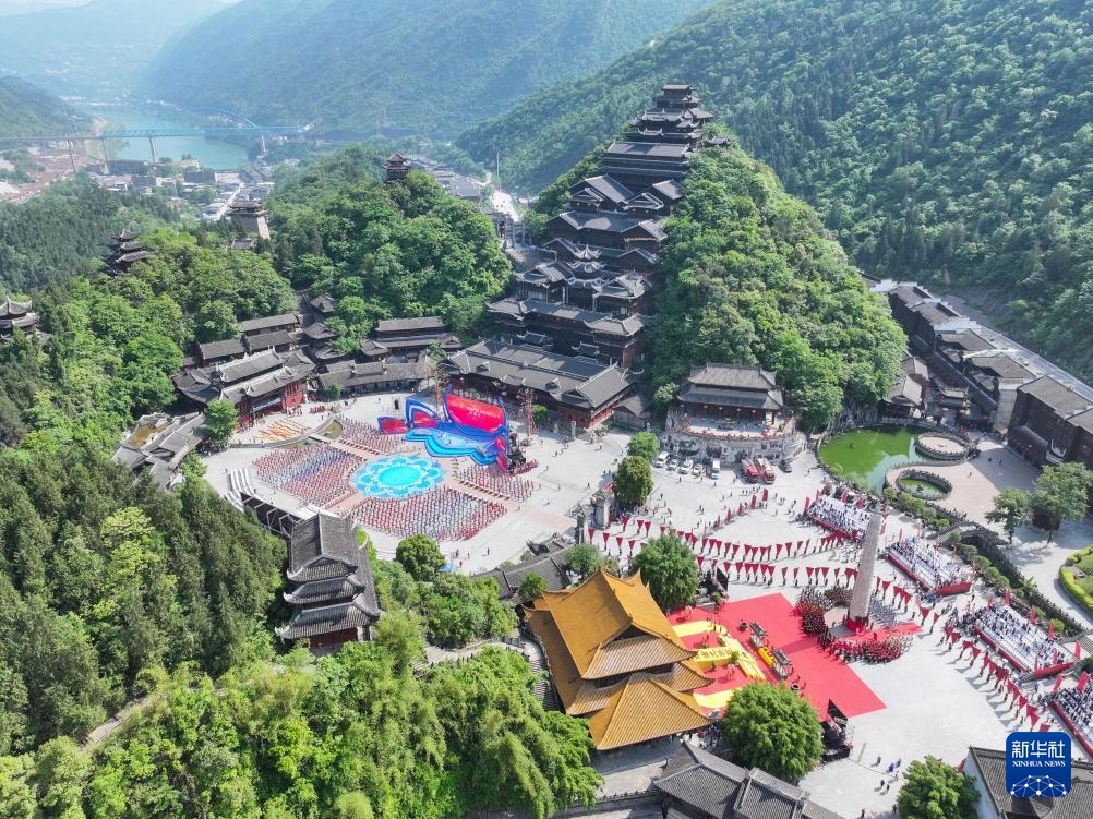 重庆：欢庆苗族传统节日踩花山节