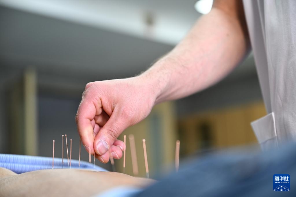 塔吉克斯坦青年李小龙的中医缘