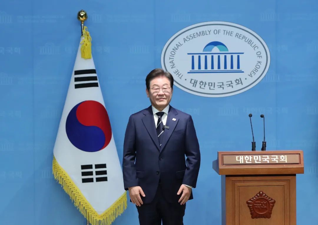 韩国总统候选人李在明穿防弹衣演讲,向观众跪地磕头 韩国总统候选人李在明穿防弹衣演讲,向观众跪地磕头