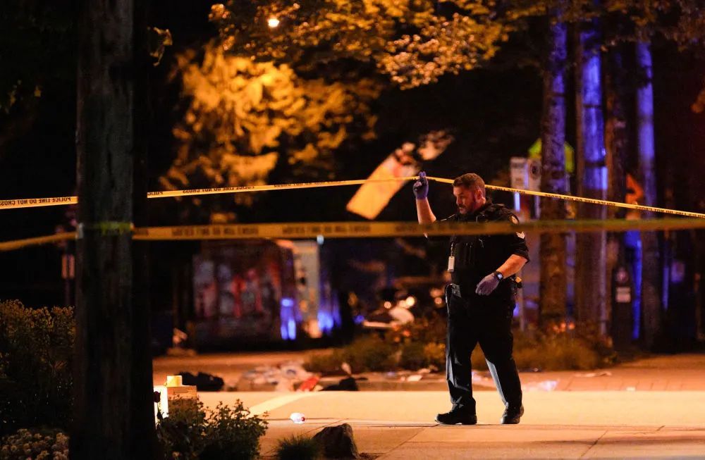 30岁男子开车冲向人群！温哥华撞人事件已致9死