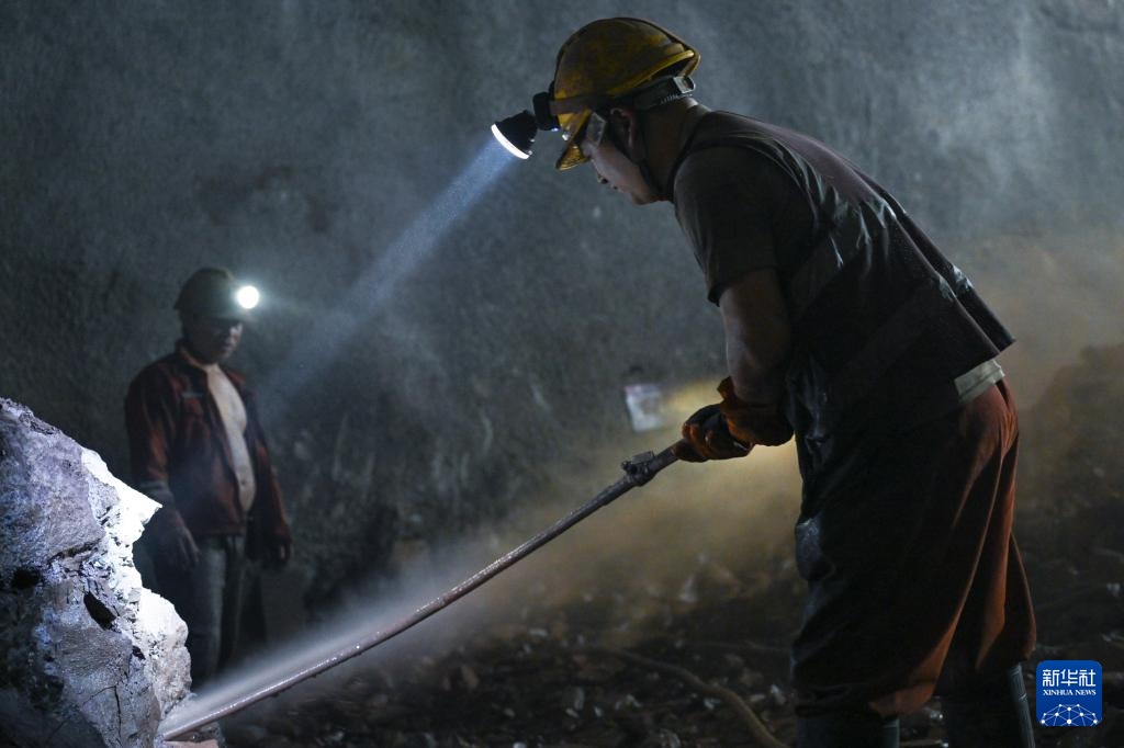 成渝中线高铁磨盘山隧道全线贯通