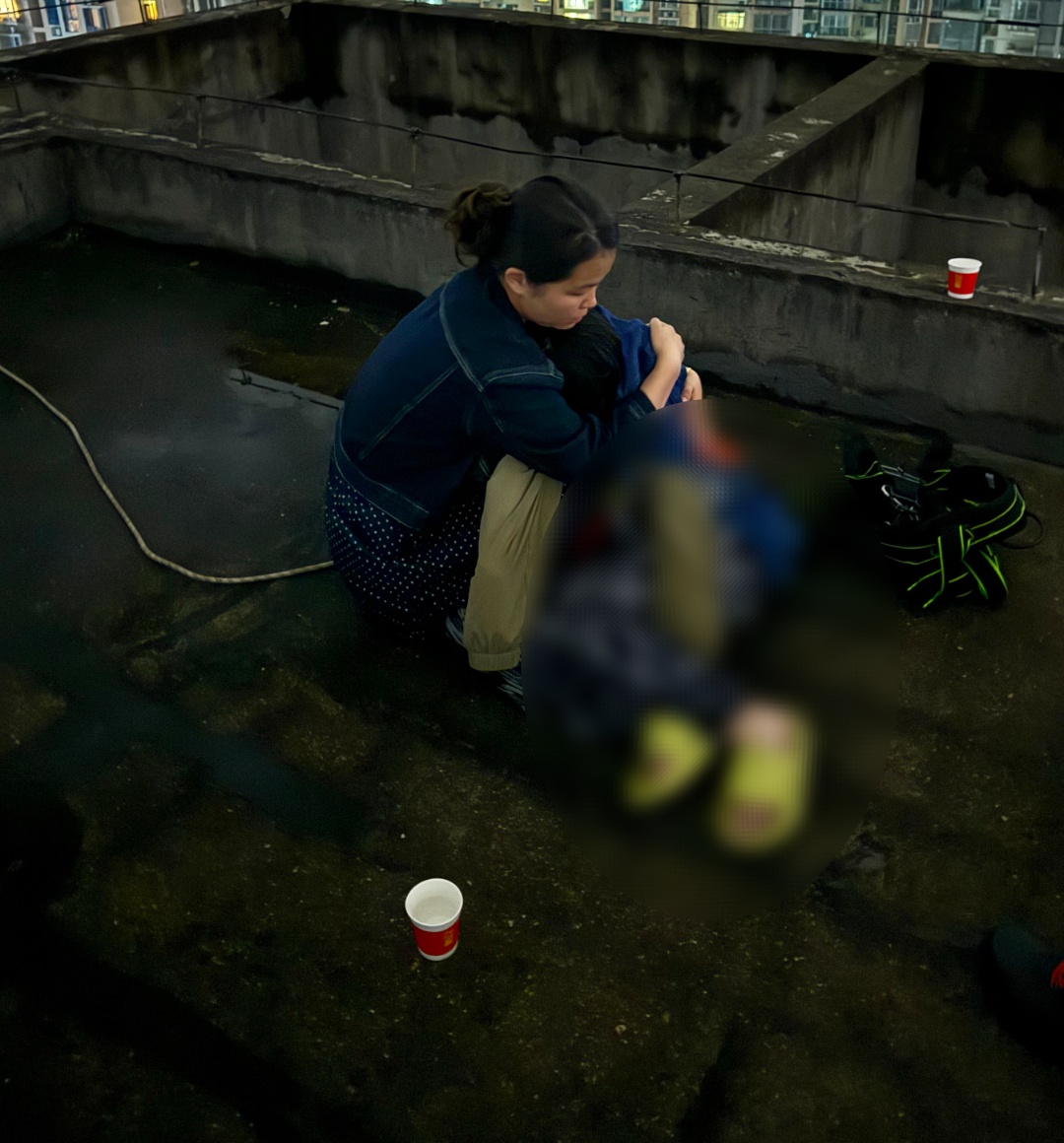 事发长沙!这位女老师紧急出手,她的另外一个身份是…… 事发长沙!这位女老师紧急出手,她的另外一个身份是……