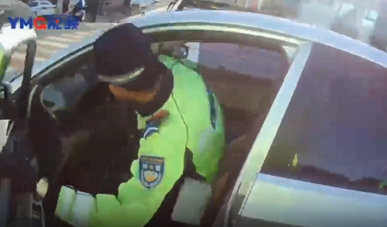 司机腹痛难忍无法开车，交警摇身一变“代驾小哥”