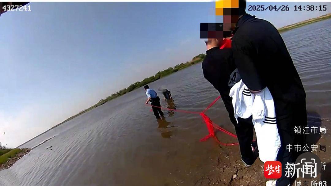 争分夺秒！民警不顾危险江水中救回轻生男子
