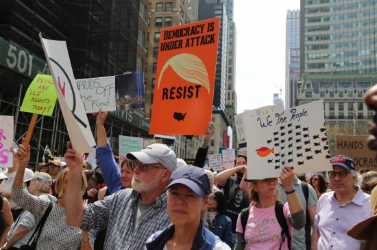 “全球贸易战的始作俑者”——多国媒体和专家批评美国滥施关税