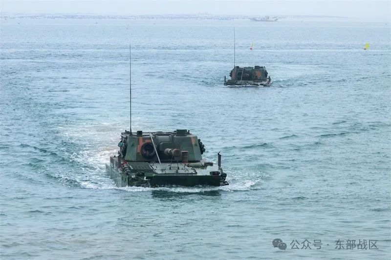 “战神”踏浪,冲! “战神”踏浪,冲!